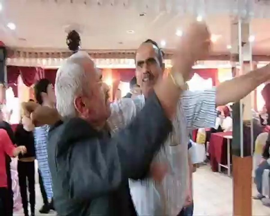 DÜĞÜNDE GÖBEK ATAN KÖYLÜLER ÇOŞTU