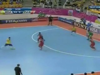 Falcao fait expulser un joueur de l'équipe adverse en futsal