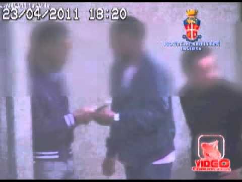 S.Felice a Cancello (CE) - Spaccio di cocaina vicino scuola 2 (live 06.11.12)