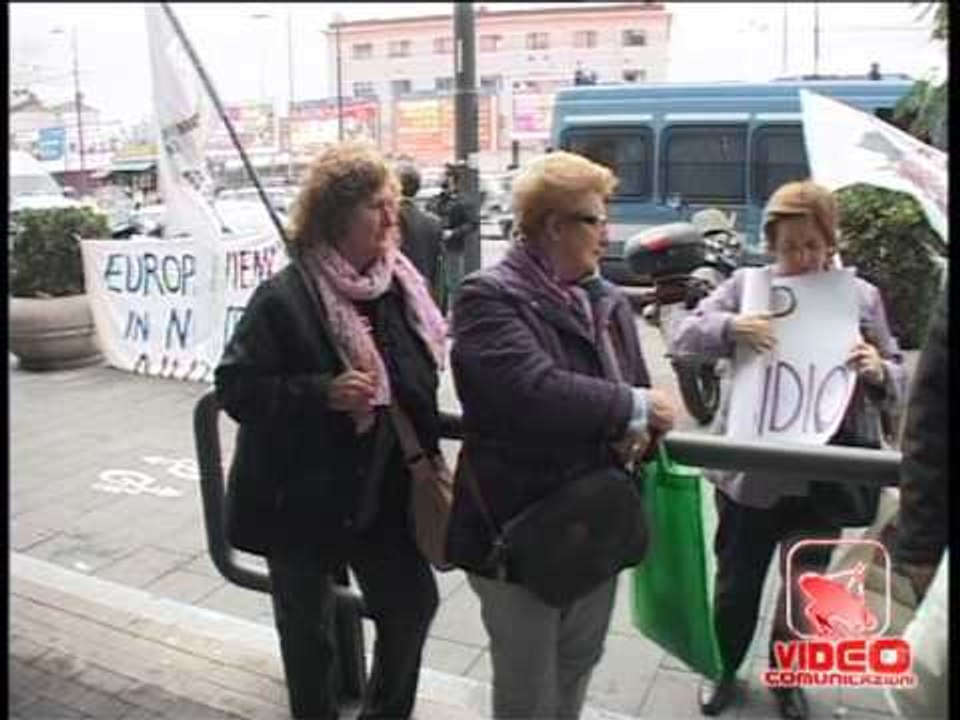 Napoli - Rifiuti: comitato "terra dei fuochi" denuncia Regione, Provincia e 42 Comuni (31.10.12)