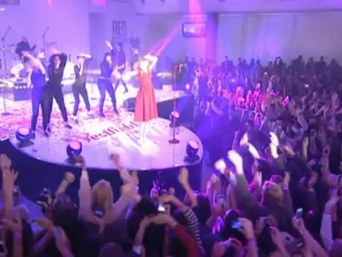 Taylor Swift turns on Westfield's Christmas lights in London