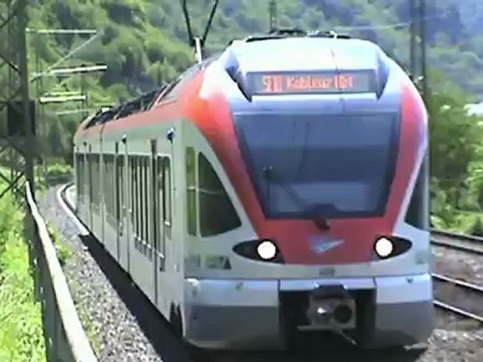 Züge und ein schiff bei kestert am rhein, br120, 2x rhb br143, br152, 2x br185, 2x br428