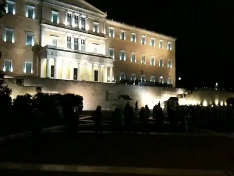 Το πανό του ΣΥΡΙΖΑ στη Βουλή