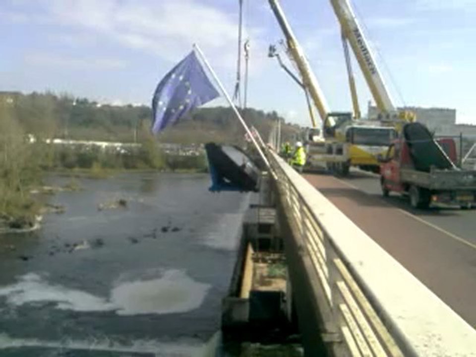 remplacement d'une vanne sur le pont barrage de vichy