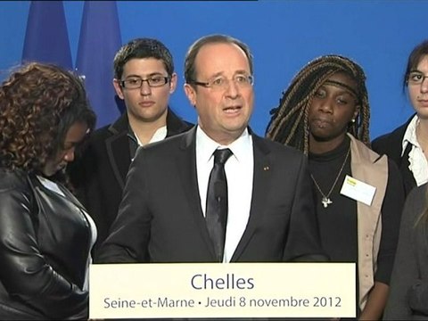 François Hollande signe les 12 premiers emplois d'avenir
