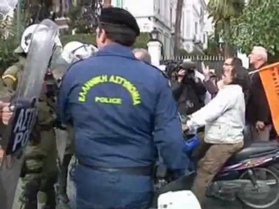 Бюджет в Греции приняли на фоне протестов