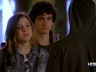 Lia pede para Gil avisar a Lorenzo que ela está bem