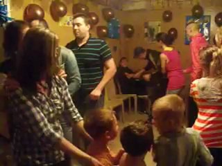 tout le monde danse sur A LA QUEUE LEU LEU