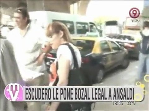 Insólito momento una escribana quiso notificar a Connie Ansaldi del bozal legal de Silvina Escudero... ¡y tiró el documento en la calle!