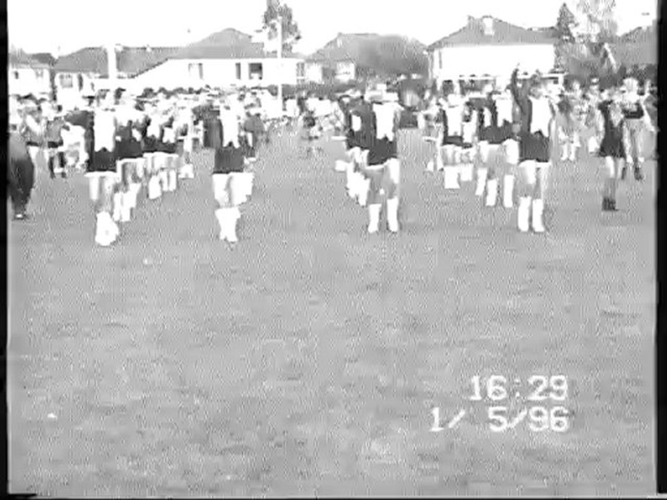 15 HOUDAN  Danse de l'amitiée AFMF sur le stade  1er  mai 1996