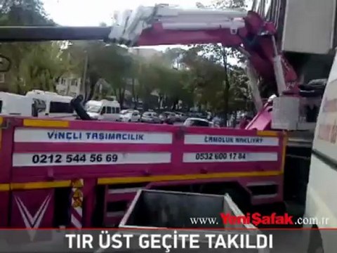Üst geçite takılan tır bu hale geldi
