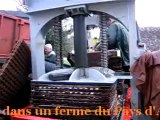 Brassage de pomme pour la fabrication du cidre dans une ferme du Pays d'Auge en Normandie