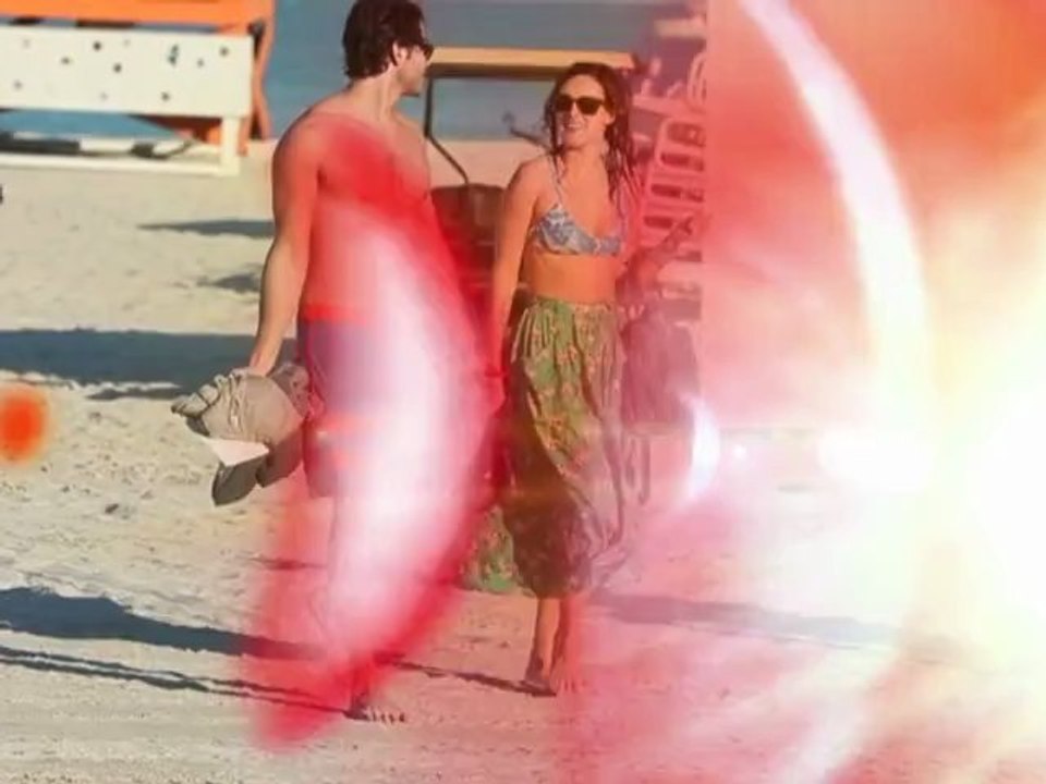 Rumer Willis zeigt Bikini und Freund