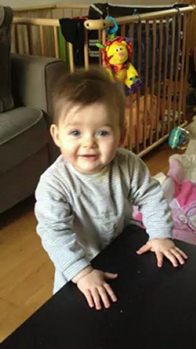 Debout autour de la table basse