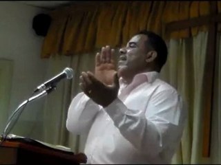 القس حبيب بعض الترنيمات فى اجتماع المصريين بكنيسه جماعات الله بالمصدار