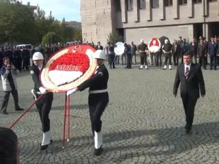 10 Kasim Atatürk'ü Anma Çelenk Sunma Töreni