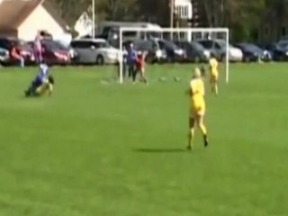 Un tacle énorme en soccer féminin !