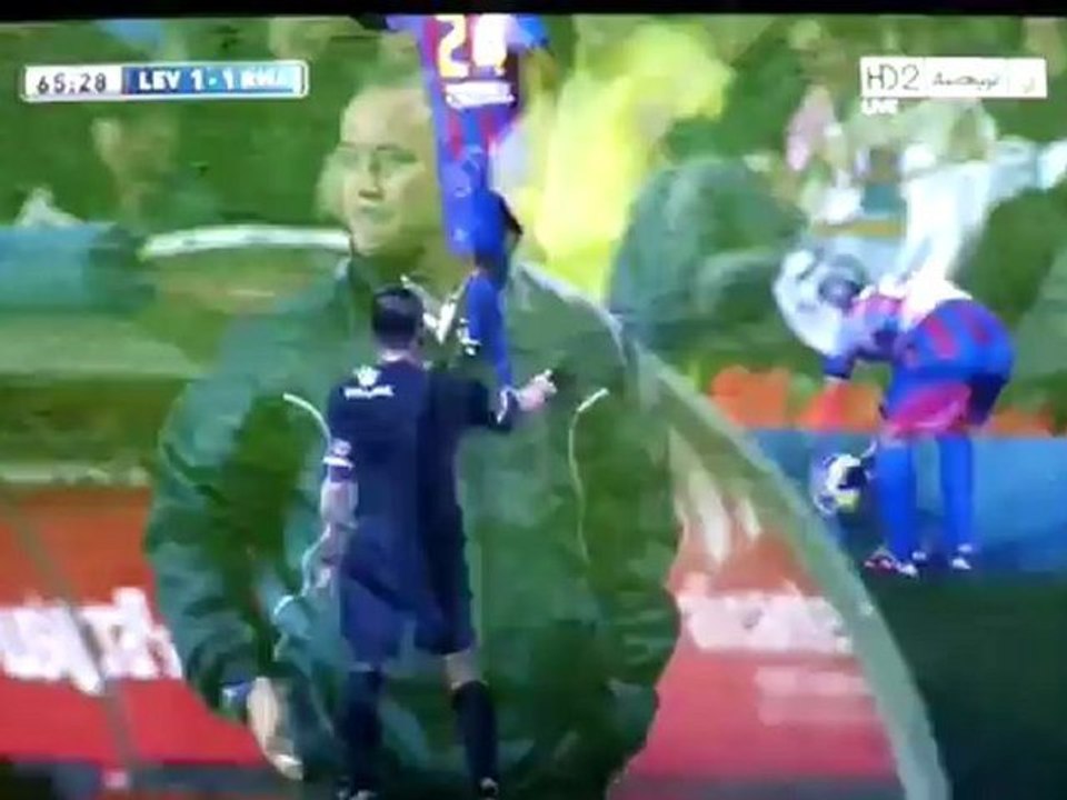 Pepe codazo a Martins