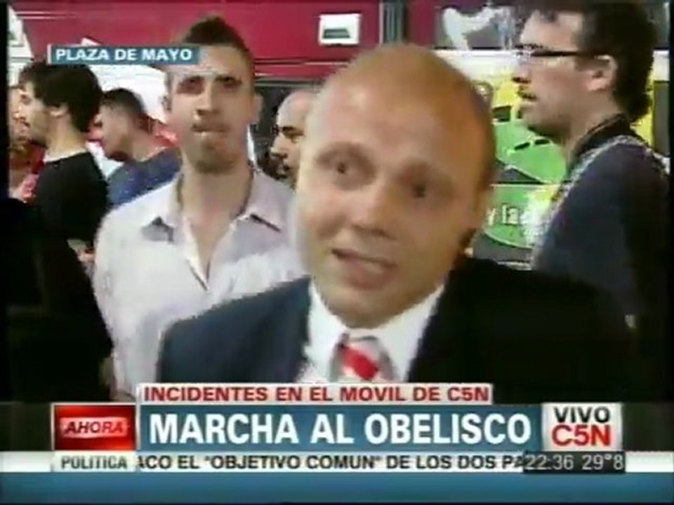 Journaliste agressé d'un coup de poing en direct