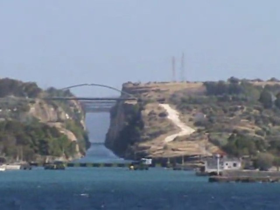 FTI Berlin Kreuzfahrt Kanal von Korinth Durchfahrt eines kleinen Schiffes Die Fellas Einfahrt mit dem Schlepper