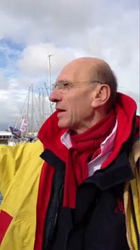 Denis Horeau, directeur de course en colère après l'équipe du skipper polonais Gutkowski