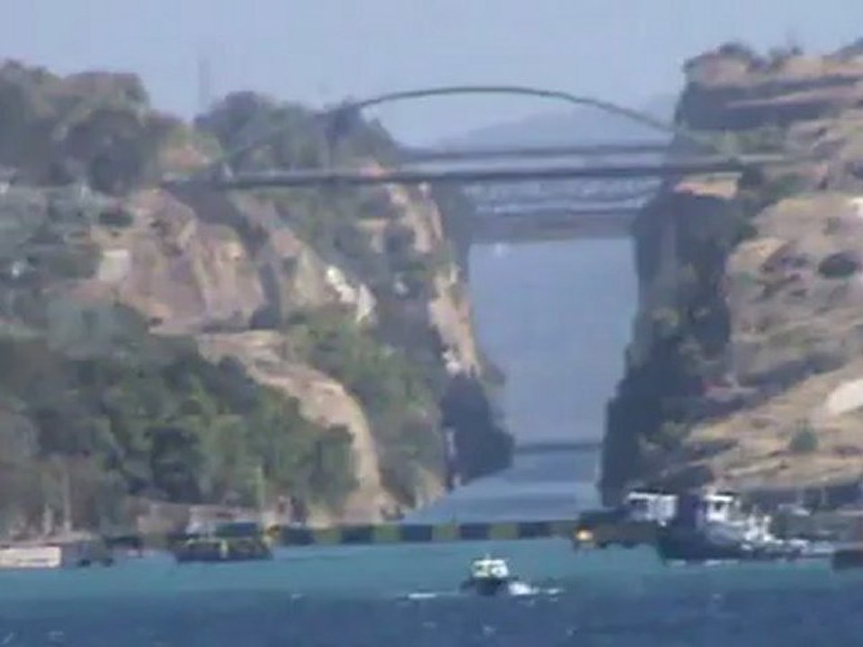 FTI Berlin Kreuzfahrt Kanal von Korinth Durchfahrt eines kleinen Schiffes Die Fellas Einfahrt mit dem Schlepper