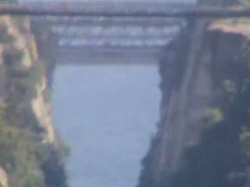 FTI Berlin Kreuzfahrt Kanal von Korinth Durchfahrt eines kleinen Schiffes Die Fellas Einfahrt mit dem Schlepper