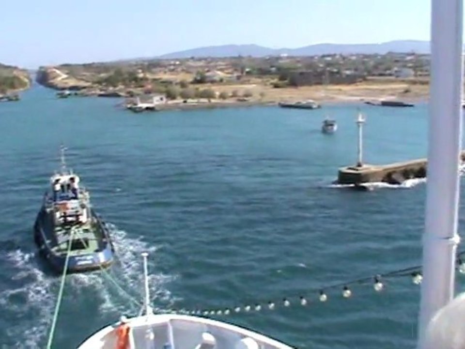 FTI Berlin Kreuzfahrt Kanal von Korinth Durchfahrt eines kleinen Schiffes Die Fellas Einfahrt mit dem Schlepper