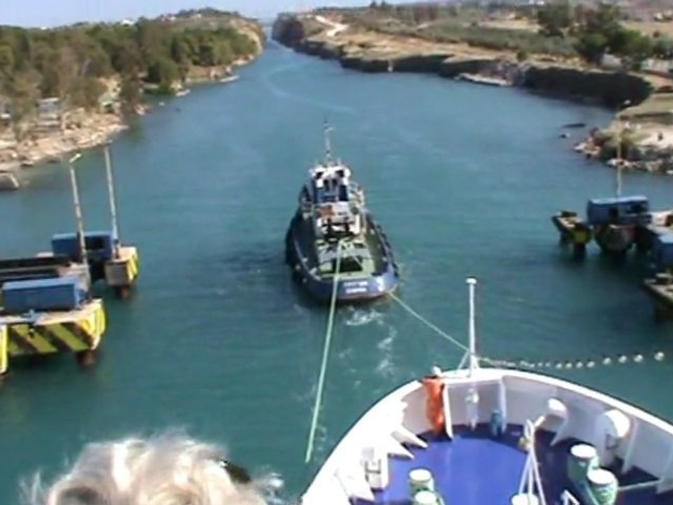 FTI Berlin Kreuzfahrt Kanal von Korinth Durchfahrt eines kleinen Schiffes Die Fellas Einfahrt mit dem Schlepper