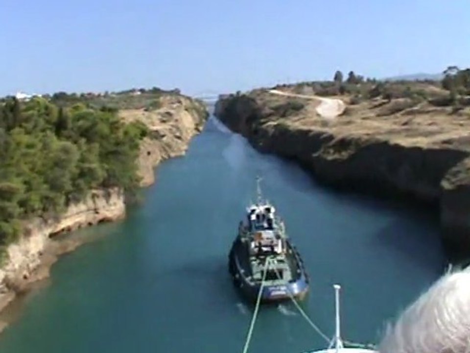 FTI Berlin Kreuzfahrt Kanal von Korinth Durchfahrt eines kleinen Schiffes Die Fellas Einfahrt mit dem Schlepper