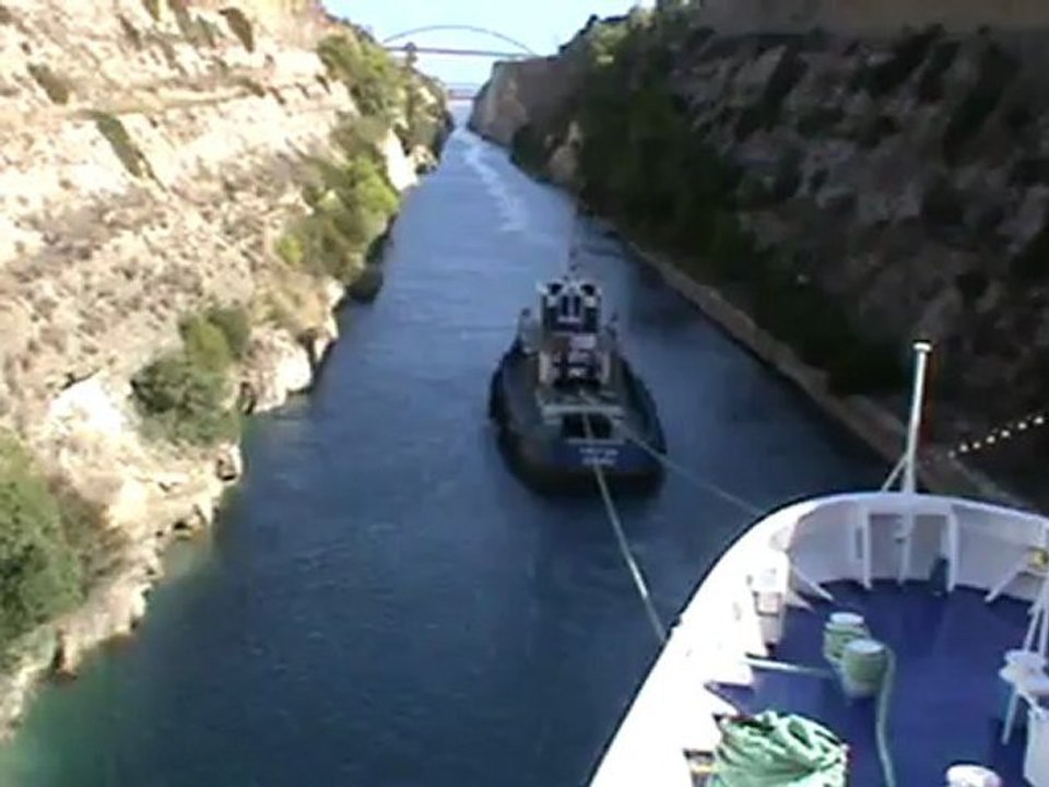FTI Berlin Kreuzfahrt Kanal von Korinth Durchfahrt eines kleinen Schiffes Die Fellas Einfahrt mit dem Schlepper