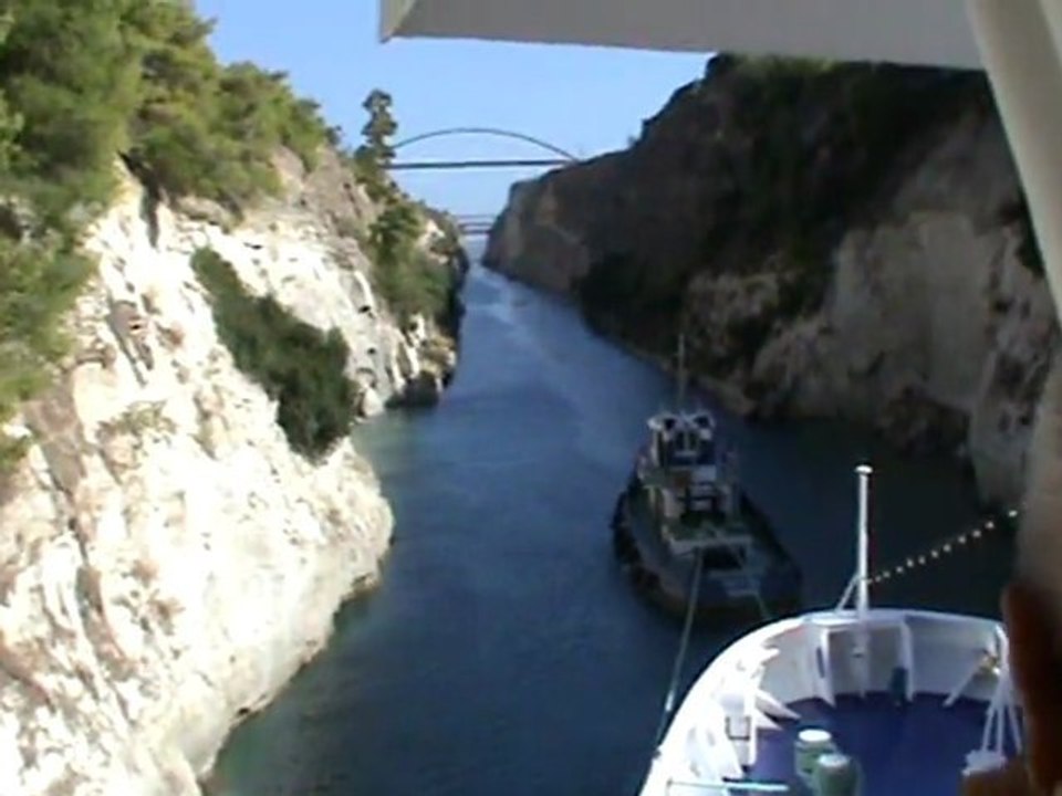 FTI Berlin Kreuzfahrt Kanal von Korinth Durchfahrt eines kleinen Schiffes Die Fellas ganz nah an der Klippe