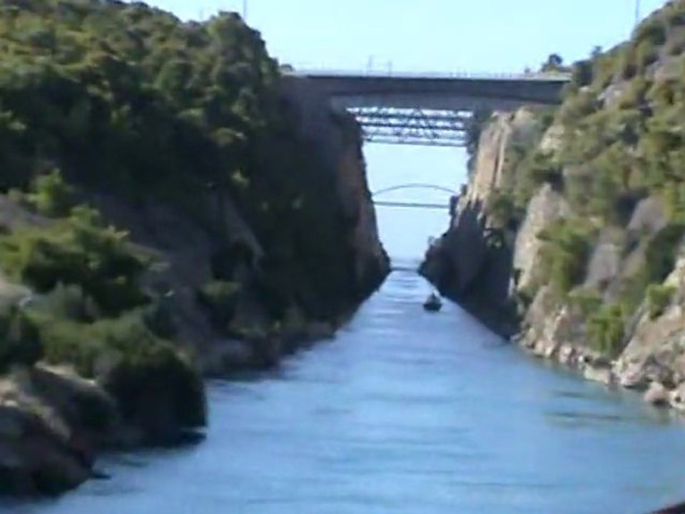 FTI Berlin Kreuzfahrt Kanal von Korinth Durchfahrt eines kleinen Schiffes Die Fellas