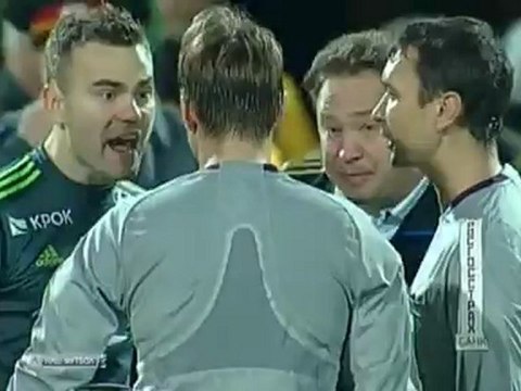 Кубань - ЦСКА, 45+4-я минута. Акинфеев и Слуцкий высказывают Сергею Лапочкину