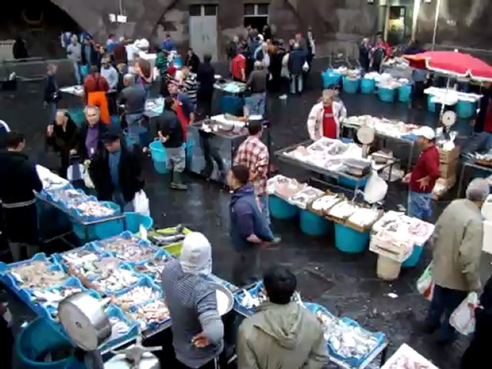 Marché au poisson de Catane en Sicile, bruyant et animé, une étape traditionnelle incontournable