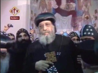 Anba Tawadros II reçoit le Saint Eskim