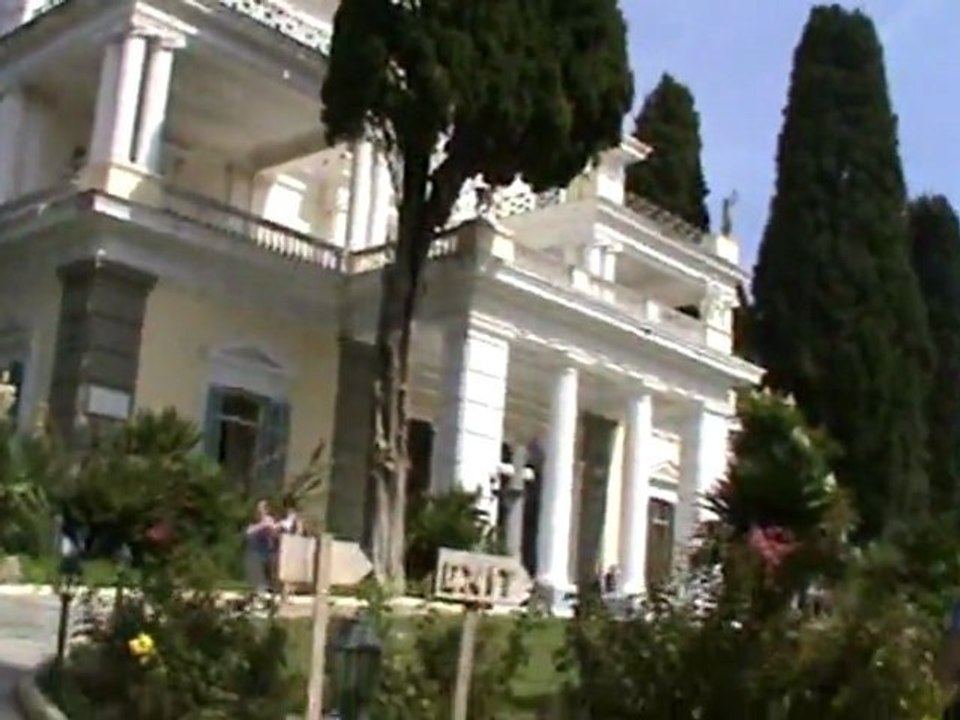 FTI Berlin Korfu Kreuzfahrt Das Schloss von Kaiserin Sissi Achillion Garten Starturen Schloss von vorne