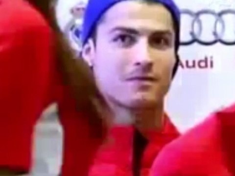Quand CR7 craque pour une hôtesse de chez Audi !