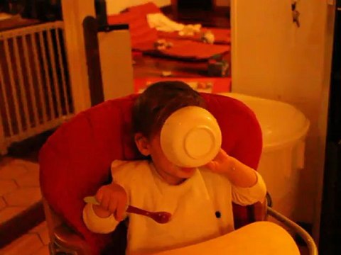 Je VEUX manger toute seule...