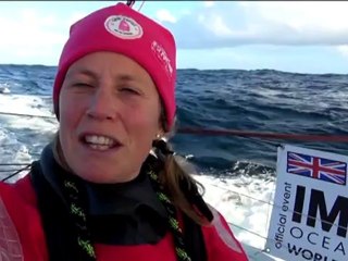 Sam Davies arbore un grand sourire pour son deuxième jour en mer