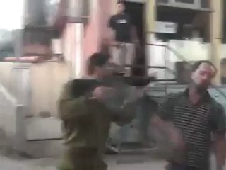 Brutalité de l'armée israélienne: un palestinien le canon d'un fusil sur le visage