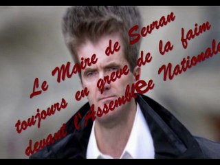 Le Maire de Sevran, toujours en grève de la faim devant l 'Assemblée Nationale