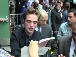 Robert Pattinson Reveals Twilight Has "Greatest Vampire Sex Ever"