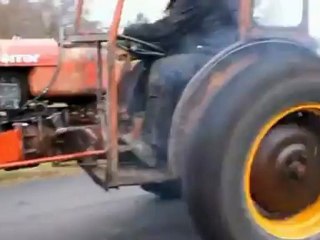 Agricultor sueco "kita" trator com um motor turbo da Volvo