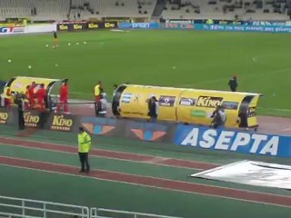 Οι παίκτες του Ολυμπιακού βγαίνουν για προθέρμανση στο ΟΑΚΑ