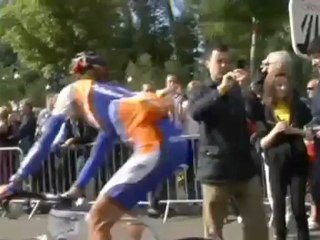 Armstrong recide il cordone ombelicale con LiveStrong