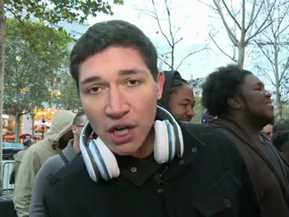 Fans wait for hours for new Call of Duty videogame