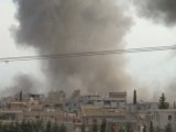Bombs, mortars pound Syria border town
