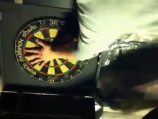 Fléchette dans la main