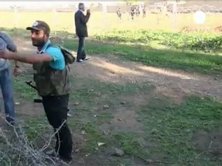 Residents flee air strikes on Syrian border town